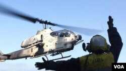Des hélicoptère AH-1W Super Cobra lors d'un exercice militaire en Californie 