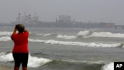 Una mujer toma una foto del petrolero iraní Fortune, anclado en el muelle de la refinería El Palito cerca de Puerto Cabello, Venezuela. Mayo 25, 2020.