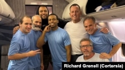 ARCHIVO - Richard Grenell, enviado especial del presidente Donald Trump, posa con seis estadounidenses excarcelados en Venezuela tras despegar de Caracas, el 31 de enero de 2025.