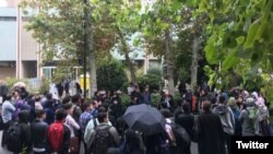 تجمع دانشجویان در دانشگاه تهران در اعتراض به محرومیت دانشجویان از تحصیل- آرشیو