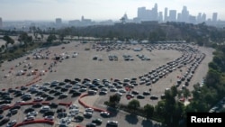 People line up for coronavirus disease (COVID-19) tests in their vehicles at Dodger Stadium in Los Angeles, California, U.S., January 4, 2021. REUTERS/Lucy Nicholson