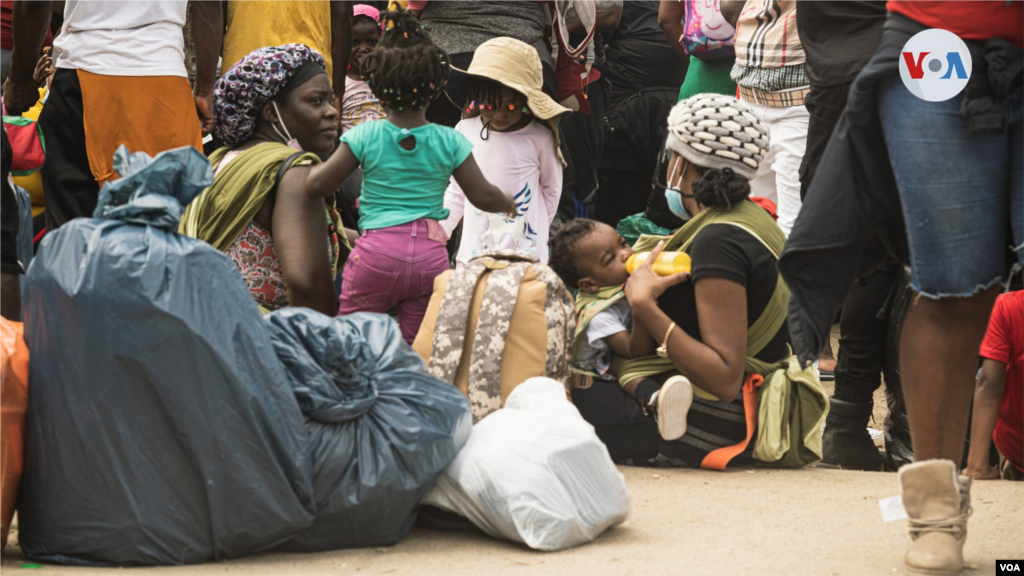 Mujeres embarazadas, madres lactantes y niños de brazos son pasajeros frecuentes de las embarcaciones que cruzan el Golfo de Urabá, con el fin de llegar a la selva del Darién.