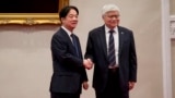 台積電董事長魏哲家在台灣總統賴清德陪同下說明加碼投資美國的緣由，並稱不會影響到台灣拓展產線的計畫。 (美國之音特約記者/李昕儒)