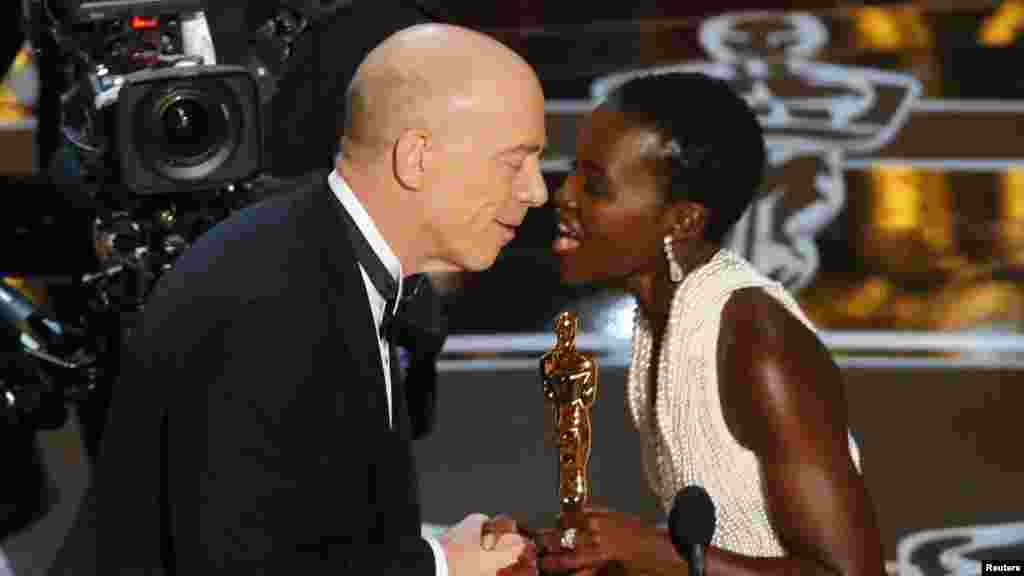 Lupita Nyong'o délivre l'Oscar du meilleur acteur de soutien à JK Simmons pour le film "Whiplash"