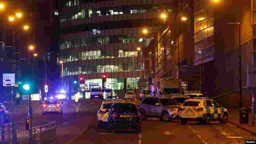 Les véhicules de la police sont visibles à l'extérieur de la Manchester Arena, en Grande-Bretagne, le 23 mai 2017.