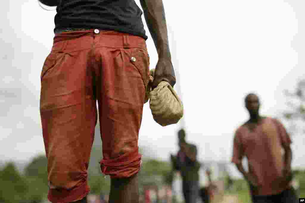 Un manifestant, sac de spierres en main, défie la police anti-émeute dans le quartier Musaga de Bujumbura, au Burundi, lundi 4 mai 2015.