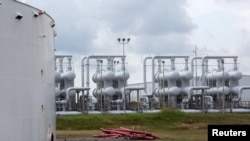 Ilustrasi. Tangki penyimpanan minyak dan peralatan pipa minyak mentah terlihat di Freeport, Texas, AS, 9 Juni 2016. (Foto: REUTERS/Richard Carson)