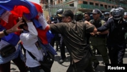 Protesters clash with police as they attempt to go toward the Phnom Penh Municipal Court, in central Phnom Penh, file photo. 