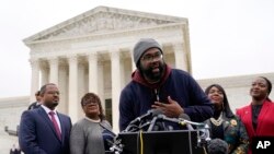 ARCHIVO: Evan Milligan, el principal demandante en un caso de redistribución de distritos electorales en Alabama, habla a la prensa frente a la Corte Suprema de EEUU el 4 de octubre de 2022.