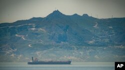 El petrolero Clavel, uno de los cinco que la semana pasada partieron de Irán rumbo a Venezuela, navega frente a la costa española, en el estrecho de Gibraltar, el 20 de mayo.