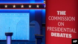 ARCHIVO - Vista del escenario para el segundo debate presidencial en la Universidad de Belmont, el 21 de octubre de 2020, en Nashville, Tennessee.
