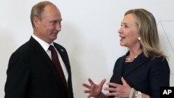 Володимир Путін і Гілларі Клінтон на зустрічі АТЕС у Владивостоку, 8 вересня 2012 р. 