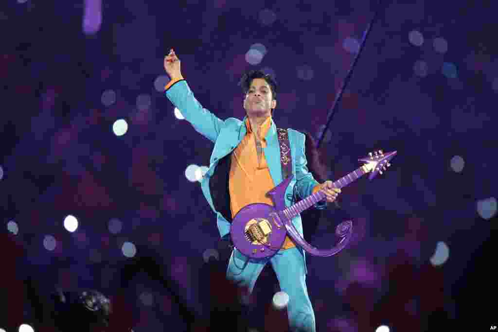 Prince tampil dalam acara paruh waktu pertandingan Super Bowl XLI di Dolphin Stadium di Miami, Florida, 2007. (AP/Chris O'Meara)