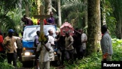 Des proches et des amis partent enterrer le corps d'Yvonne Masika, tuée lors d'une attaque par des rebelles dans le village de Mbau, près de Beni, dans la province du Nord Kivu, RDC, le 21 octobre 2014. REUTERS/Kenny Katombe