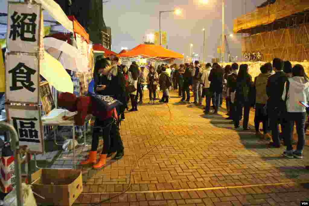 香港市民在學民思潮絕食帳篷前排隊留言(美國之音海彥拍攝)