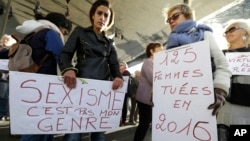 Para pengunjuk rasa mengangkat poster yang berbunyi “Seksisme bukan gender saya” dan “125 wanita terbunuh selama tahun 2016,”selama berlangsungnya unjuk rasa di Marseille, Perancis selatan, Minggu, 29 Oktober 2017 (foto: AP Photo/Claude Paris)