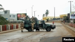 Vojnici Republikanske garde na ulicama Librevila, u Gabonu (Foto: REUTERS/Scott Ngokila)