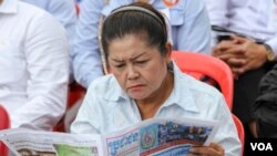រូបឯកសារ៖ ស្រ្តី​ជាអ្នក​គាំទ្រ​គណបក្ស​ប្រជាជន​កម្ពុជា​ម្នាក់​អាន​កាសែត​«​ប្រជាជន​»​​​​ក្នុង​អំឡុង​ពេល​រំលឹក​ខួបទី​៦៥​ នៃ​ថ្ងៃ​បង្កើត​គណបក្ស​ប្រជាជន​កម្ពុជា ​នៅ​ទីស្នាក់​ការ​កណ្ដាល​គណបក្ស​នៅ​ថ្ងៃ​ទី​២៨ ​ខែ​មិថុនា​ ឆ្នាំ​២០១៦​ ​រាជធានី​ភ្នំពេញ ដែល​មាន​អ្នក​ចូលរួមរាប់​រយ​នាក់​។ 
