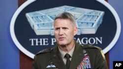 El mayor general Hank Taylor conversa con los periodistas durante una rueda de prensa en el Pentágono, el 28 de agosto de 2021.