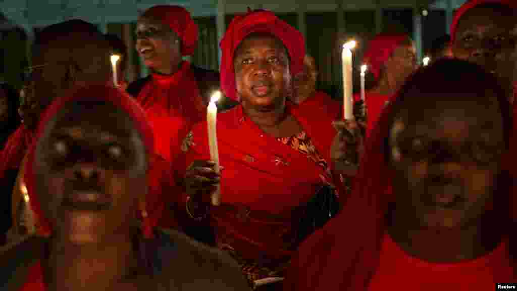 Mutane sun yi Adua rike da kyandir a Abuja lokacin gangamin Adua da kuma kira da a sako ‘yan makaranta mata da aka sace a kauyen Chibok 15, ga Mayu 2014.