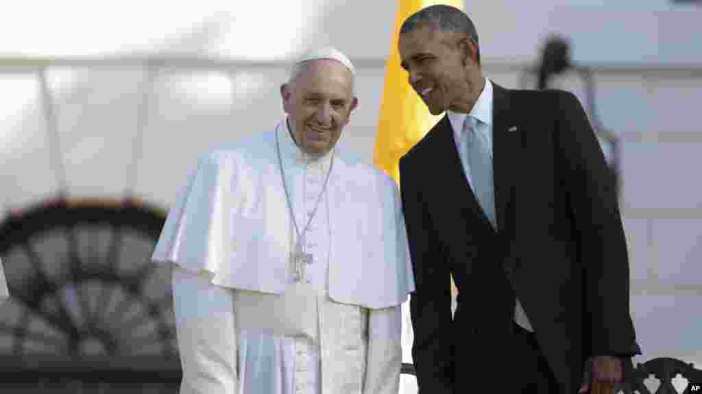 Shugaba Barack Obama Yana Zantawa Da Fafaroma Francis A Yayin Da Ake Gudanar Da Bikin Ziyarar Sa A Fadar White House, Satumba 23, 2015. 