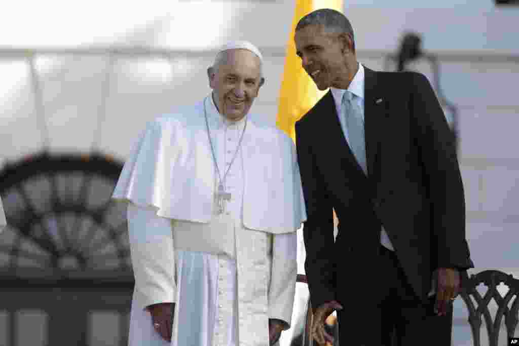 Le pape François tend l'oreille et écoute une confidence du président Barack Obama