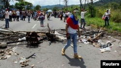 Manifestación en San Cristobal, Venezuela, en la que se protestó por la suspensión del revocatorio contra el presidente Maduro.