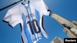 Una camiseta de Leonel Messi de 18 metros fue levantada junto al Monumento a la Bandera en Rosario, Argentina, el 16 de diciembre de 2022.