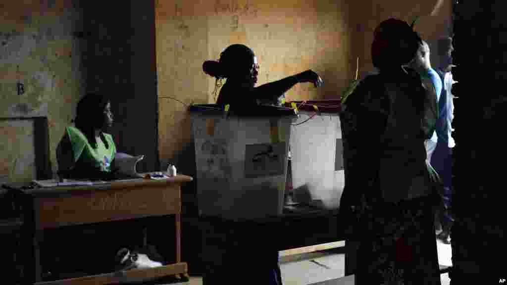 Une femme vote lors du second tour de l'élection présidentielle couplée aux législatives dans le quartier Fatima de Bangui, République centrafricaine, 14 février 2016.