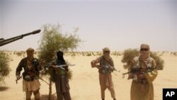 Pemberontak dari kelompok Islamis Ansar Dine dalam serah terima sandera di padang pasir di luar Timbuktu, Mali. (Foto: Dok)