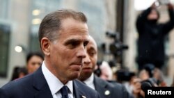 ARCHIVO: Hunter Biden se retira tras una declaración a puertas cerradas con miembros de la Comisión de Supervisión de la Cámara de Representantes en Washington que lleva a cabo una investigación de juicio político contra el presidente Joe Biden, el 28 de febrero de 2024. 
