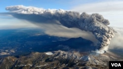 Asap membubung dari gunung berapi di pulau Kyushu, Jepang selatan. (Foto: Dok)