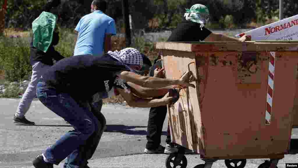 Zanga-zanga da Falasdinawa da Ramallah, West Bank, 25 Yuli 2014. 