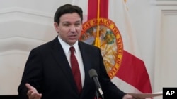 El gobernador de Florida, Ron DeSantis, habla en una conferencia de prensa el lunes 5 de febrero de 2024 en Miami Beach, Florida. DeSantis habló sobre la legislación que se está considerando para prohibir los campamentos para personas sin hogar en propiedad pública.