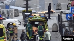 Des morts ont été enregistres après qu’un camion a foncé sur la foule dans un quartier commercial à Stockholm, Suède, 7 avril 2017. 