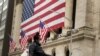Un peatón con mascarilla pasa delante de la Bolsa de Valores Nueva York, cuando los mercados siguen reaccionando a la crisis económica generada por la pandemia de COVID-19.