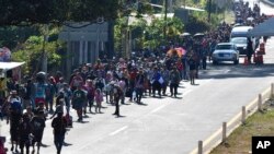 Migrantes por carretera en Huixtla, México, este lunes. La caravana de migrantes partió hacia el norte desde el sur de México a pocos días de que el secretario de Estado de Estados Unidos, Antony Blinken, llegue a la capital mexicana para discutir nuevos acuerdos migratorios.