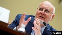 El director de los CDC atribuye un número reducido de muertes por coronavirus a un cumplimiento de distancia social mejor de lo esperado.