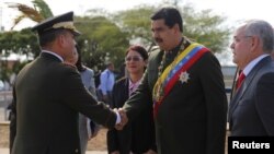 Le président vemnezuelien Nicolas Maduro et son ministre de la défense Vladimir Padrino Lopez à San Felix, le 11 avril 2017.