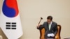 El presidente del Congreso de Corea del Sur, Woo Won-shik, anuncia golpeando el mazo para anunciar que "la votación no puede tener lugar" porque no se alcanzó el quórum durante una sesión plenaria para la destitución del presidente Yoon Suk Yeol, 7 de diciembre de 2024. AP