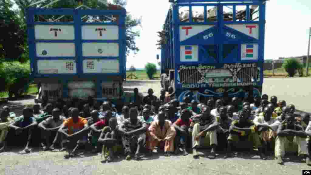 Wasu mayakan Boko Haram da suka yi saranda ga sojojin Najeriya suka mika makamansu a kusa da Maiduguri.