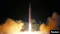 Uji coba misil balistik antar benua Hwasong-14 oleh Korea Utara (foto: dok). 