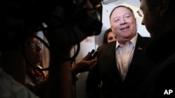 Menlu AS Mike Pompeo memberikan keterangan kepada wartawan di pesawatnya dalam perjalanan ke Thailand, sebelum lepas landas dari Pangkalan Angkatan Udara Andrews, Md., Selasa, 30 Juli 2019. (Jonathan Ernst / Pool Foto melalui AP)