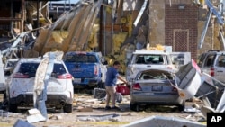 Un hombre junto a autos dañados después de que un tornado pasara por Valley View, Texas, EEUU, el 26 de mayo de 2024. 