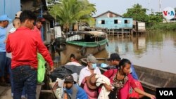 Algunos pobladores deben viajar horas en lancha para llegar a la ciudad de Bluefields, Nicaragua, para obtener una vacuna contra el COVID-19. [Foto: VOA/Houston Castillo]