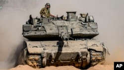 Soldados israelíes conducen un tanque en un lugar cerca de la frontera con la Franja de Gaza, en el sur de Israel, el 5 de mayo de 2024.