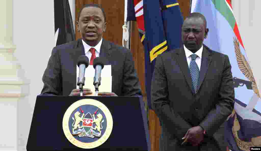 Le président kenyan Uhuru Kenyatta, à gauche, avec le vice-président William Ruto, lors d'une conférence de press à la Maison Blanche, à Nairobi, Kenya, le 2 décembre 2014.