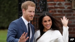 英国的哈里王子与美国女演员梅根·马克尔在伦敦的肯辛顿宫合影（2017年11月27日）。