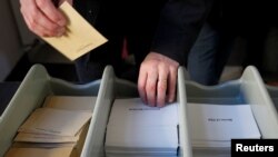 Un homme vote dans un bureau de vote à Marseille, France, le 7 mai 2017.