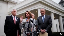 La líder demócrata de la Cámara de Representantes, Nancy Pelosi, habla con periodista junto al líder demócrata del Senado, Chuck Schumer, el representante Steny Hoyer y el senador Dick Durbin. 